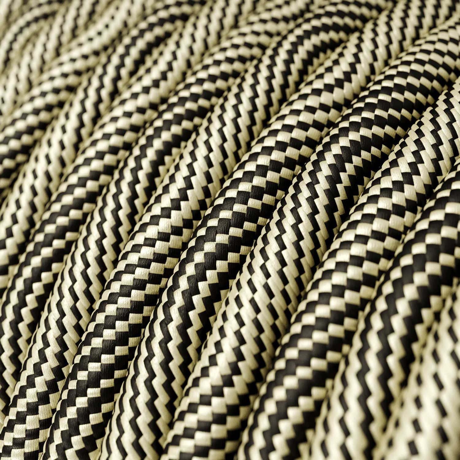 Pendellampe med tekstilkabel og kontrasterende metaldetaljer - Fremstillet i Italien