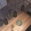 Pendellampe med tekstilkabel, Bottle keramik lampeskærm og metaldetaljer - Fremstillet i Italien