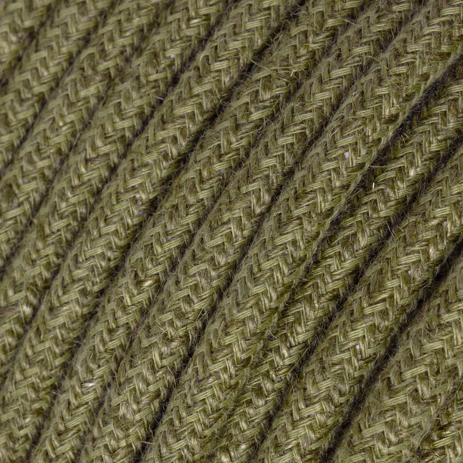 Rundt elektrisk kabel dækket af almindelig brun RN26 jute med bark
