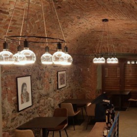 Elegante lysekroner med et strejf af minimalisme er de nye hovedpersoner på Le Petit Restaurant Japonais i det italienske
